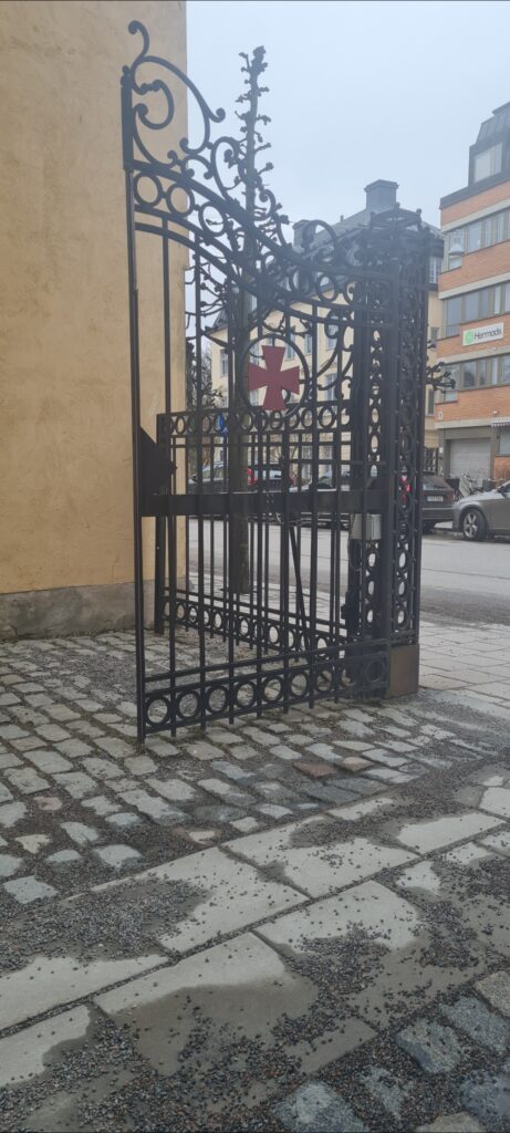 Ingången till gamla Sparbanken i Uppsala. Numera är detta en lokal för Frimurarna.